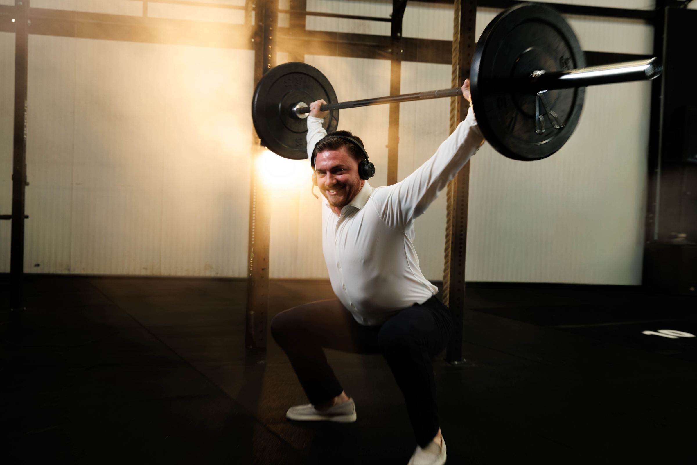 Jan tilt in overhemd een barbell: waar zakelijk en fysiek samenkomen