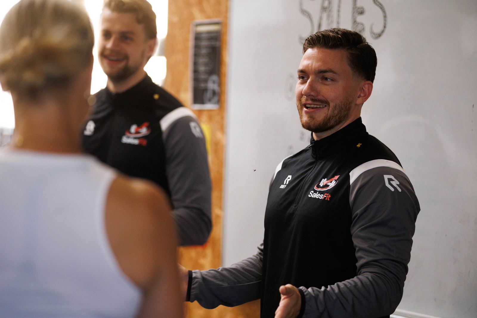 Jan in gesprek met deelnemers tijdens de coaching