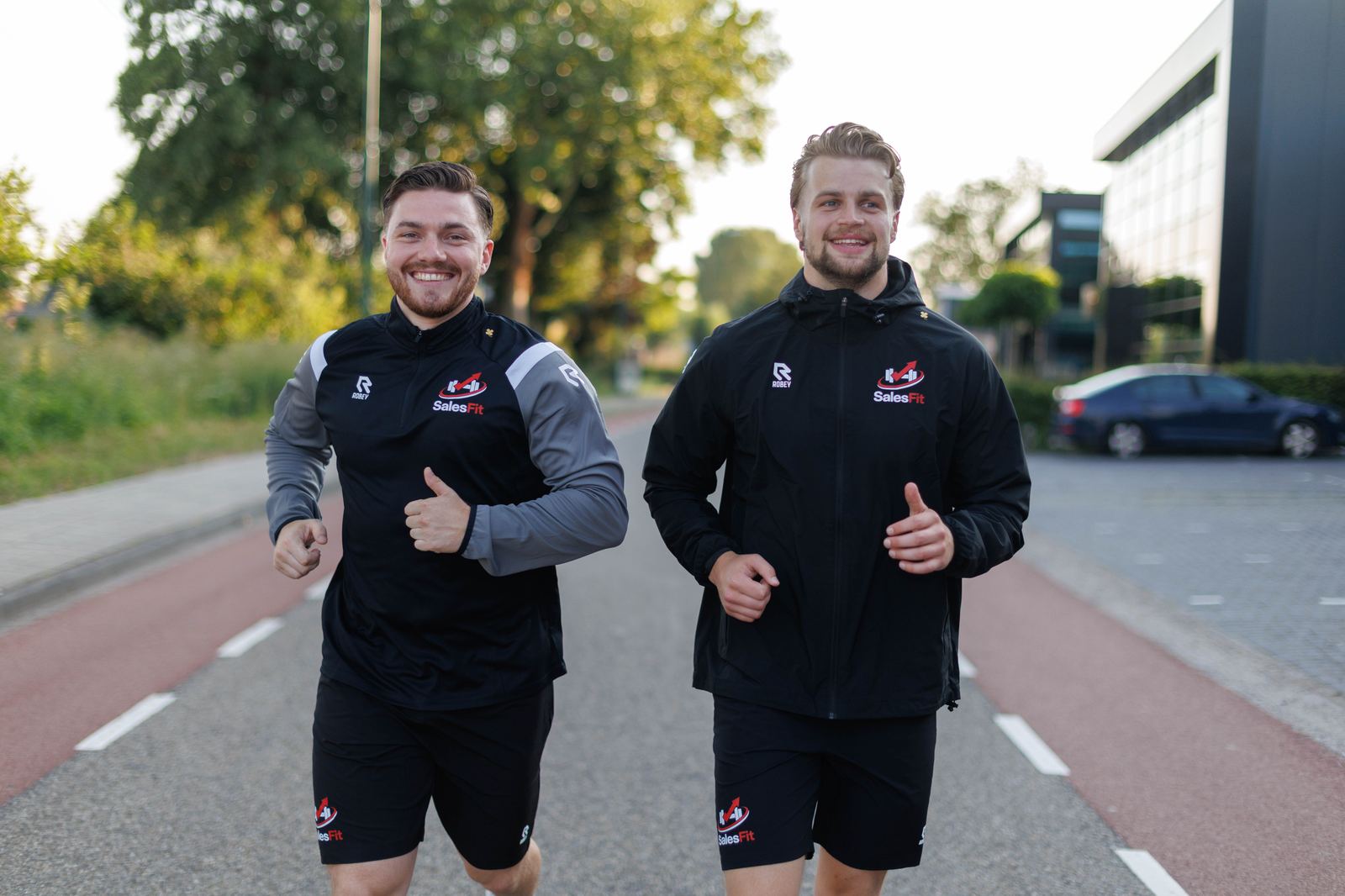 Jan en Wim lopen samen hard in SalesFit-kleding: het doorlopende ritme