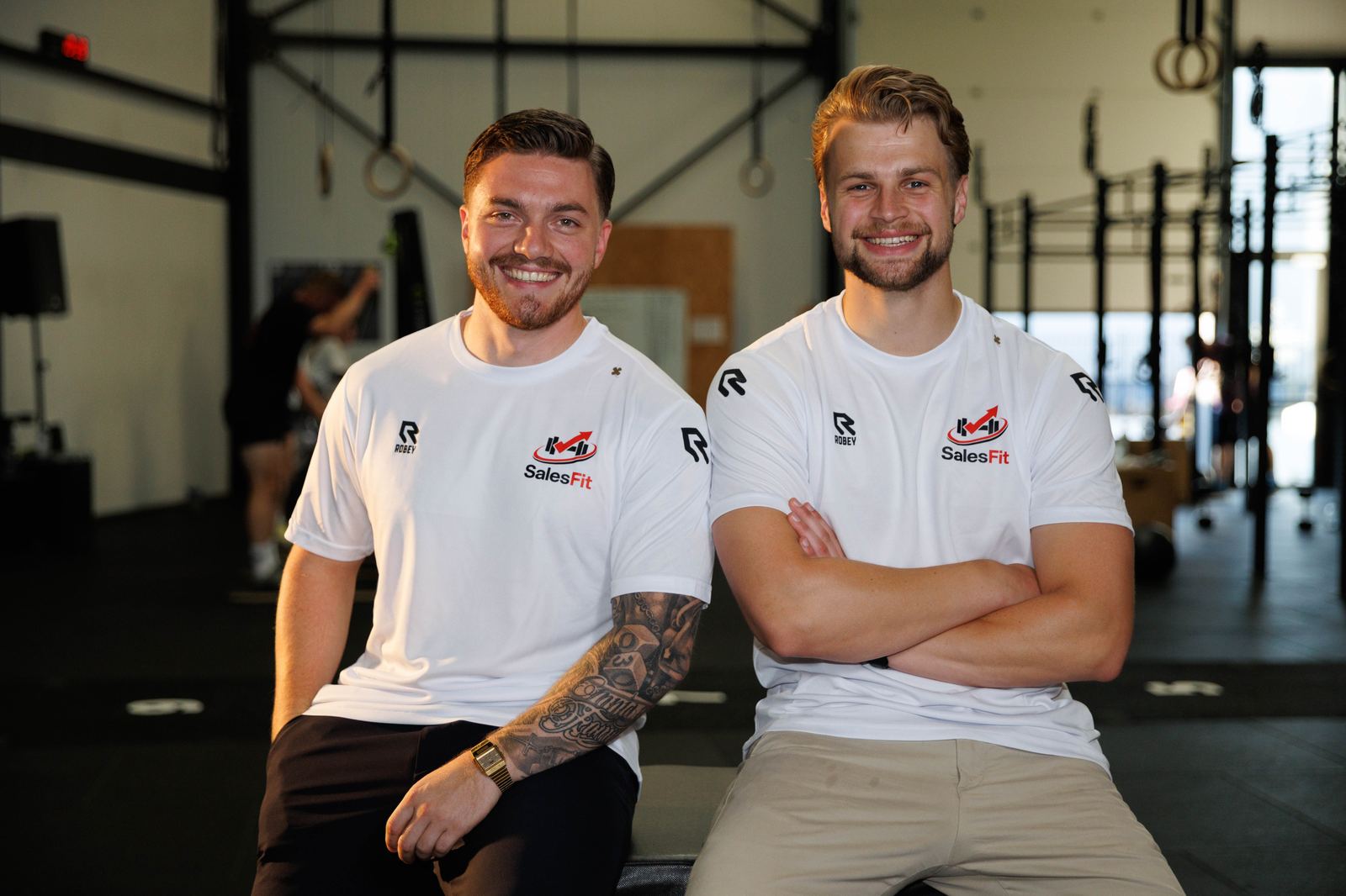 Jan Huberts en Wim Pot zitten naast elkaar in de CrossFit-gym