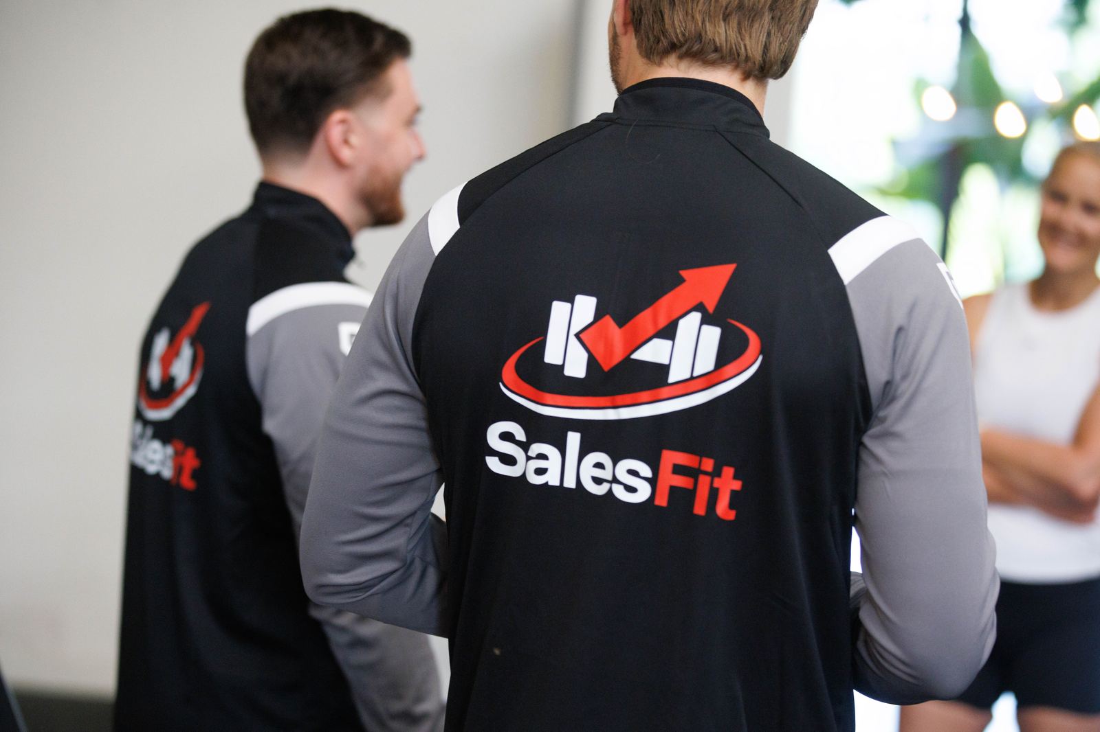 Het SalesFit-logo groot op de rug van het trainingsvest