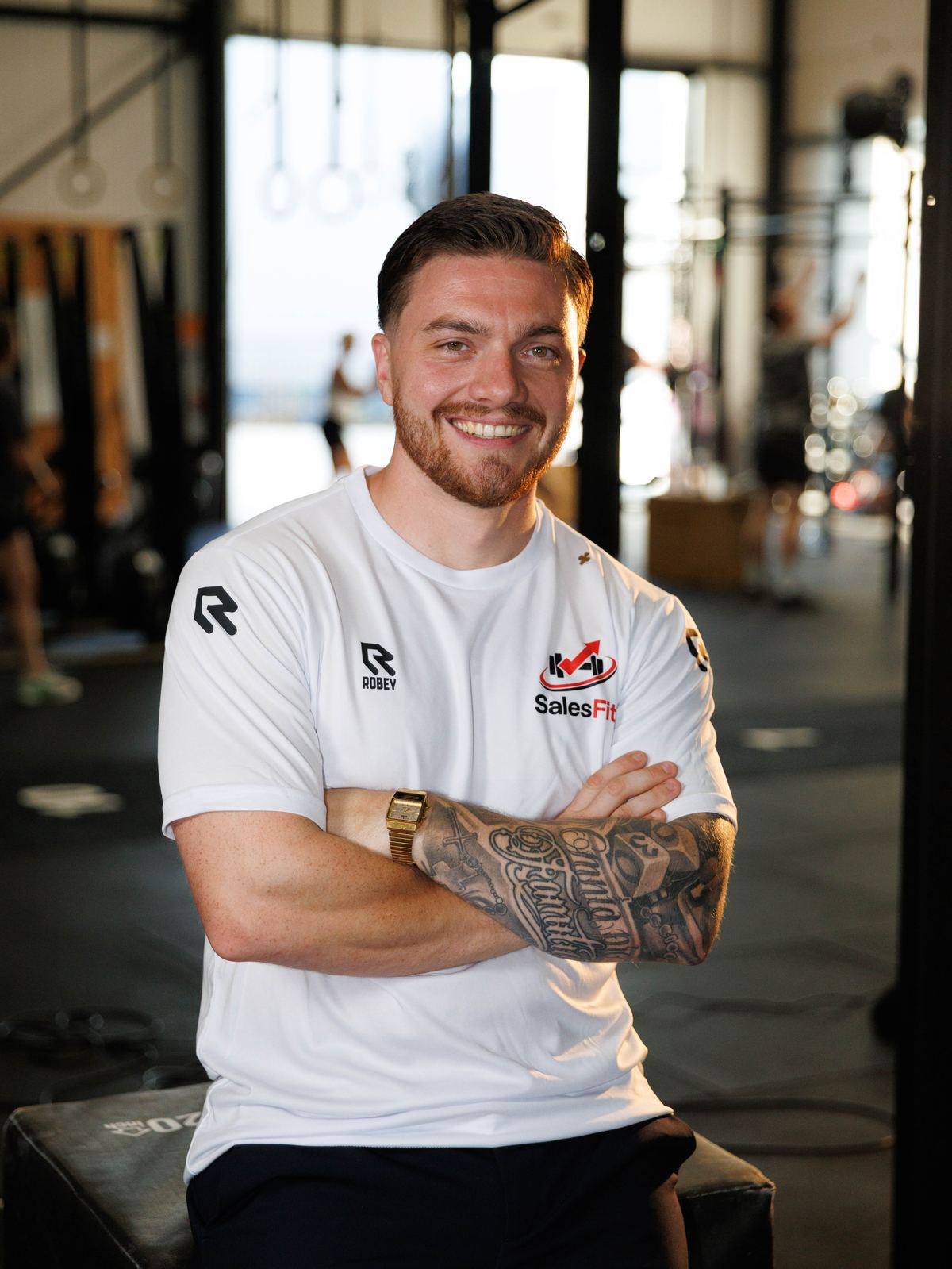 Portret van Jan Huberts in SalesFit-shirt in de CrossFit-gym