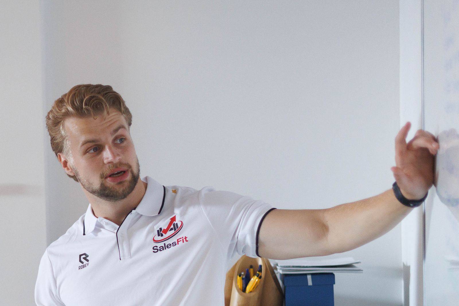 Wim doceert bij het whiteboard